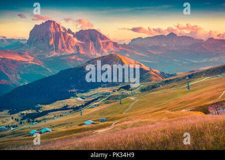 Bunte Herbst Sonnenuntergang auf den Langkofel (Langkofel) Group, Valley Gardena. Nationalpark der Dolomiten, Südtirol. Stockfoto