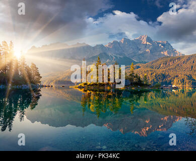 Misty Sommer morgen auf den Eibsee in den deutschen Alpen. Deutschland, Europa. Stockfoto