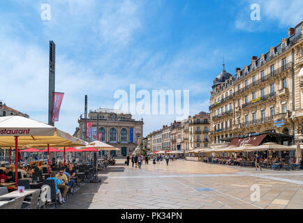 Cafés und Restaurants am Place de la Comédie gegenüber der Oper suchen, Altstadt, Montpellier, Languedoc, Frankreich Stockfoto