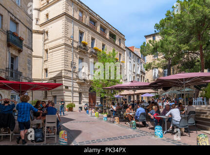 Cafés und Restaurants in der Rue Saint-Paul in der historischen Altstadt, Montpellier, Languedoc, Frankreich Stockfoto