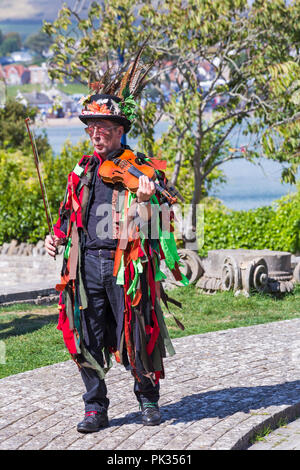 Morris Tänzer Musiker Violine player, Mitglied von Fox's Morris an der Swanage Folk Festival, Swanage, Dorset Großbritannien auf einem schönen warmen sonnigen Tag im September Stockfoto