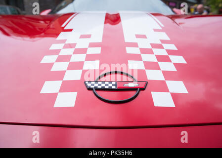 NIJVERDAL, Niederlande - 7. Mai 2017: Chevrolet Corvette Logo auf rotem Oldtimer Oldtimer Auto Stockfoto