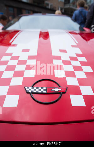 NIJVERDAL, Niederlande - 7. Mai 2017: Chevrolet Corvette Logo auf rotem Oldtimer Oldtimer Auto Stockfoto