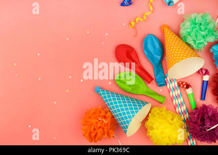 Urlaub Hüte, Pfeifen, Luftballons. Konzept der Kindergeburtstag. Stockfoto