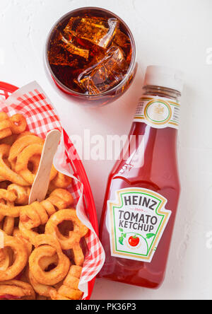 LONDON, Großbritannien - 10 September 2018: Flasche Heinz Tomatenketchup auf weißem Hintergrund mit Küche Glas Cola und Pommes frites. Stockfoto