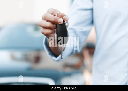 Geschäftsmann Holding ein Autoschlüssel. Stockfoto