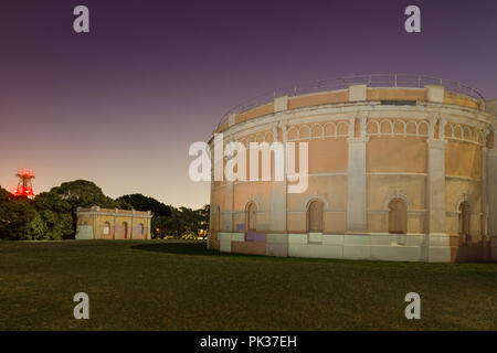 Der National Trust - Gelistet Waverley Reservoir an Waverley Oval in Sydney, Australien, bei Nacht. Stockfoto