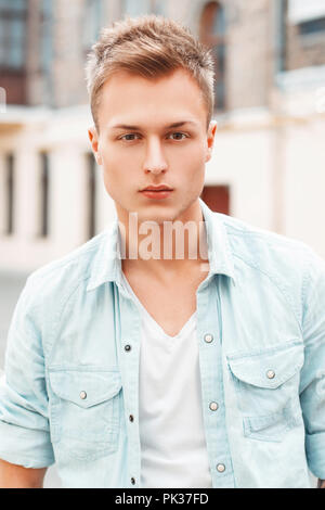 Close-up Porträt eines jungen Mannes in Jeans Kleidung Stockfoto