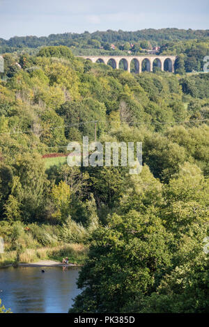 Die cefn Viadukt über dem Chester und Shrewsbury Eisenbahnlinie, die Dee Valley Crossing am Cefn Mawr, Wales, Großbritannien Stockfoto