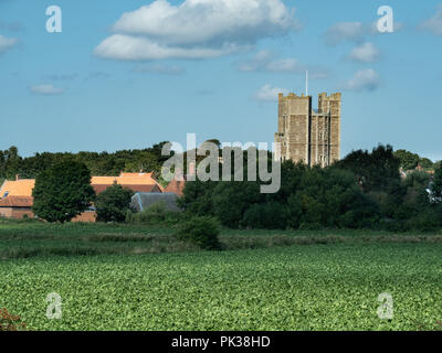 Orford Castle gesehen von den Ufern des Flusses Alde Ackerland Stockfoto