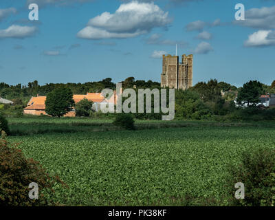 Orford Castle gesehen von den Ufern des Flusses Alde Ackerland Stockfoto