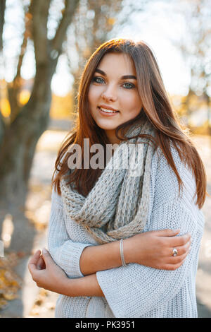 Schöne junge lächelnde brünette Frau - Bunter Herbst Porträt Stockfoto