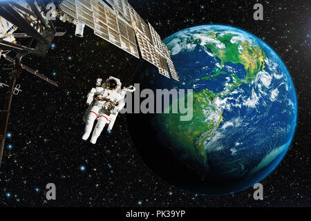 Astronaut im Weltraum vor dem Hintergrund des Planetenerde. Elemente des Bildes von der NASA eingerichtet. Stockfoto