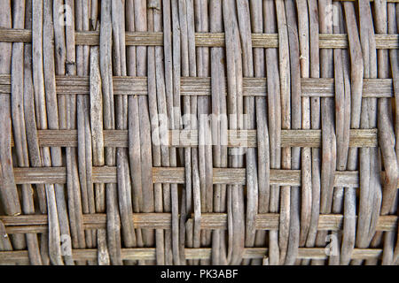 Close-up Oberfläche eines gealterten Weidenkorb von Willow Twigs, Seitenansicht, Textur für Hintergrund. Stockfoto