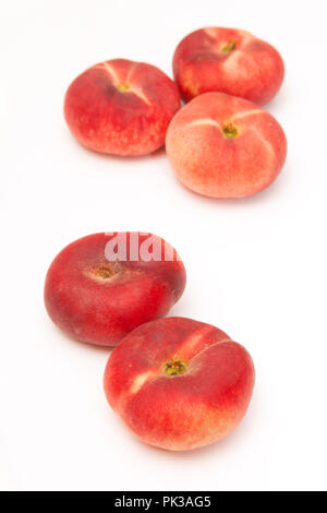 Flache Pfirsiche Saturn Pfirsich isoliert auf einem weißen studio Hintergrund. Stockfoto