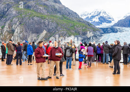 Stewards, warme Suppe für die Passagiere an Bord der Holland America Line Kreuzfahrten "Nieuw Amsterdam" genießen Sie eine enge Sicht der Margerie Gletscher in der T Stockfoto