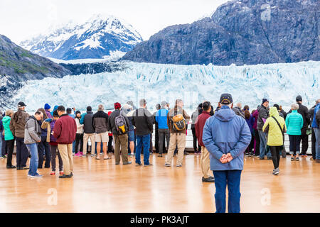 Passagiere auf Holland America Line Kreuzfahrten "Nieuw Amsterdam" genießen Sie eine enge Sicht der Margerie Gletscher der Tarr Einlass des Glacier Bay, Alaska Stockfoto