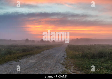 Das Licht der Sonne die Fänge auf Wolken in dieser ländlichen Szene. Stockfoto