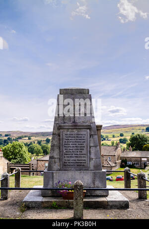 Reeth, Großbritannien - 25.07.2018: Die reeth Kriegerdenkmal, umgeben von den wunderschönen Yorkshire Dales im Hochformat Stockfoto