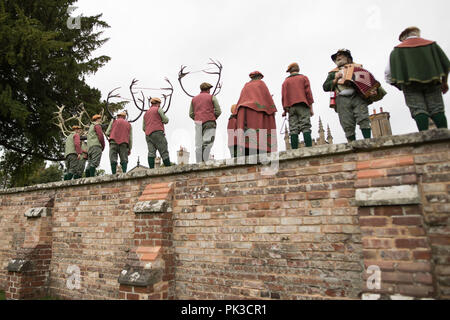 Tänzer die Abbots Bromley Horn Tanz, ein englischer Volkstanz, dessen Ursprünge bis ins Mittelalter zurück, in dem Dorf Abbots Bromley, Staffordshire. Stockfoto