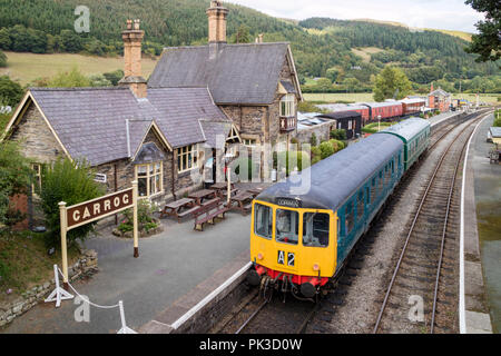 Ein diesel Zug an der malerischen Bahnhof am Carrog auf das Tal von Llangollen, Wales, Großbritannien Stockfoto