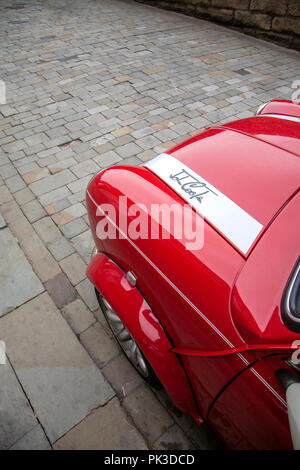 Die John Cooper logo Abzeichen auf der Motorhaube eines Roten Mini Cooper, John Cooper Version von hoch bis nach unten schauen. Stockfoto