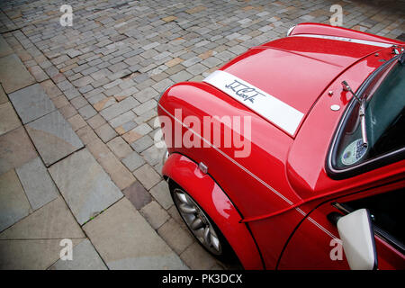 Die John Cooper logo Abzeichen auf der Motorhaube eines Roten Mini Cooper, John Cooper Version von hoch bis nach unten schauen. Stockfoto