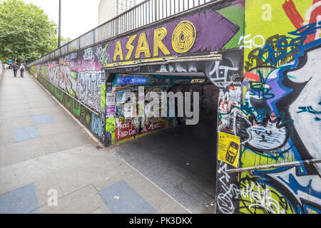 Bristol Fußgängertunnel mit Graffiti, Stadt Bristol, England, Großbritannien Stockfoto