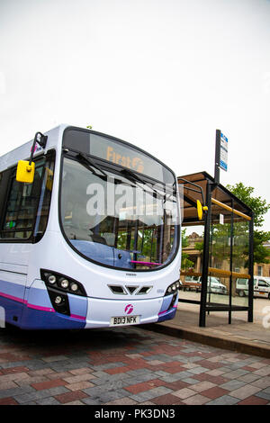 Ein erster Bus Firma Volvo single decker Bus in Huddersfield, West Yorkshire, England Stockfoto