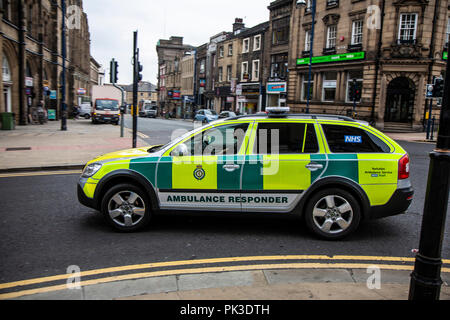 Ersthelfer Sanitäter in einem Krankenwagen Responder Auto in Huddersfield, West Yorkshire, England Stockfoto