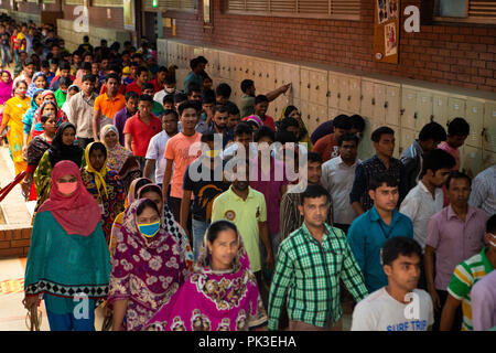 Textilarbeiterinnen verlassen für ihre Mittagspause an einer Textilfabrik in Bangladesch Stockfoto