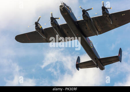 Lancaster Bomber memorial Flight mit WW 2 Tag. Stockfoto