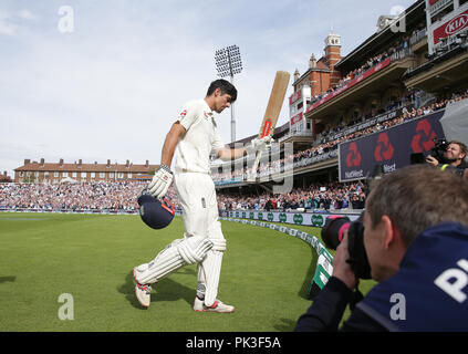 England's Alastair Koch verlässt das Feld, nachdem er für 147 läuft während der Test Match am Kia Oval, London entlassen. Stockfoto