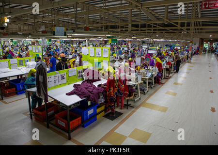 Textilarbeiterinnen in einer Textilfabrik in Bangladesch arbeiten. Stockfoto