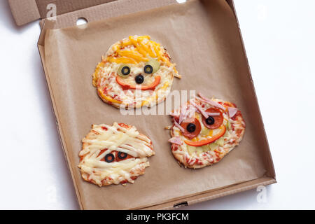 Halloween Pizza mit Monster, oben genannten Szene mit Dekor auf ein Handwerk Papier, Hintergrund, Idee für Home Party Essen, einfach, gesunde und köstliche Spaß Essen Stockfoto