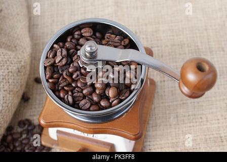 Blick von oben auf die Kaffeebohnen in eine nostalgische Kaffeemühle Stockfoto