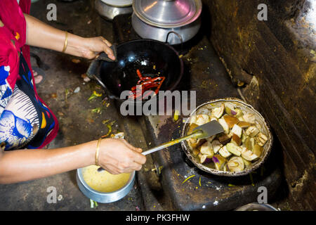 Curry in einer Gemeinschaftsküche, wo viele Textilarbeiterinnen in Dhaka, Bangladesch live gekocht. Stockfoto