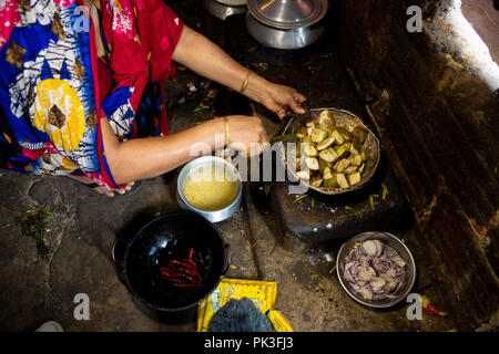 Curry in einer Gemeinschaftsküche, wo viele Textilarbeiterinnen in Dhaka, Bangladesch live gekocht. Stockfoto