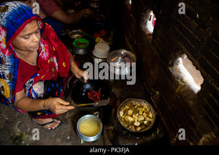 Curry in einer Gemeinschaftsküche, wo viele Textilarbeiterinnen in Dhaka, Bangladesch live gekocht. Stockfoto