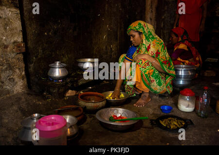 Curry in einer Gemeinschaftsküche, wo viele Textilarbeiterinnen in Dhaka, Bangladesch live gekocht. Stockfoto