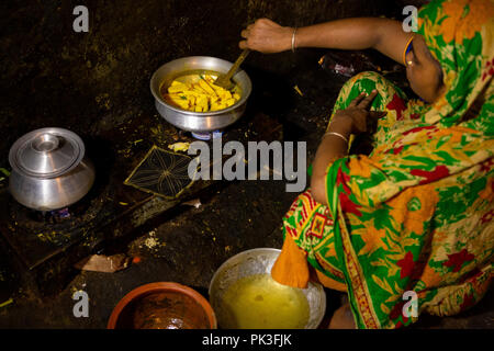 Curry in einer Gemeinschaftsküche, wo viele Textilarbeiterinnen in Dhaka, Bangladesch live gekocht. Stockfoto