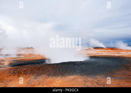 Namafjall - Geothermie Bereich im Feld von hverir. Landschaft, die Pools der kochenden Schlamm und heißen Quellen. Touristische und natürlichen Attraktionen in Island Stockfoto