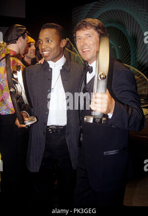 Haddaway und Udo Jürgens am 08.03.1994 in Frankfurt/Main/Frankfurt auf. | Verwendung weltweit Stockfoto