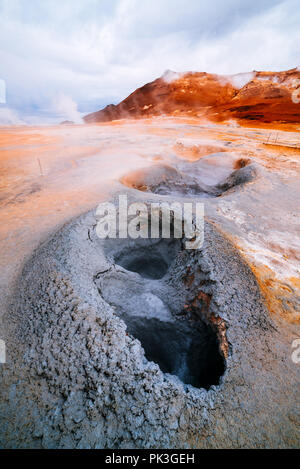 Namafjall - Geothermie Bereich im Feld von hverir. Landschaft, die Pools der kochenden Schlamm und heißen Quellen. Touristische und natürlichen Attraktionen in Island Stockfoto