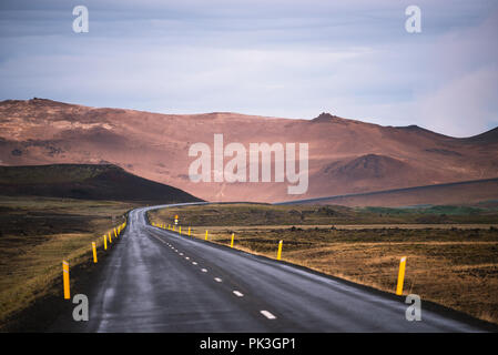 Straße (Autobahn) N1 in Island. Geothermale Tal in der Nähe von hverir Namafjall und Namaskard Pass Stockfoto