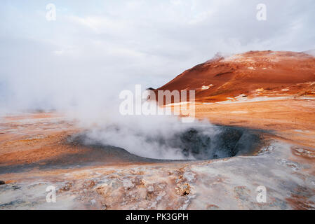 Namafjall - Geothermie Bereich im Feld von hverir. Landschaft, die Pools der kochenden Schlamm und heißen Quellen. Touristische und natürlichen Attraktionen in Island Stockfoto