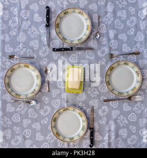 Falschen Tisch für vier Personen, Geschirr, Teller mit Gabel, Messer, Margarine, Löffel, falsch eingestellt, Ansicht von oben Stockfoto