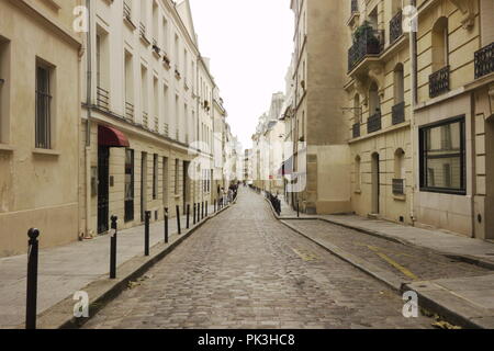 Leere Straßen in Paris im Sommer, wenn die meisten Leute nehmen einen Urlaub. Art von surreal. Stockfoto