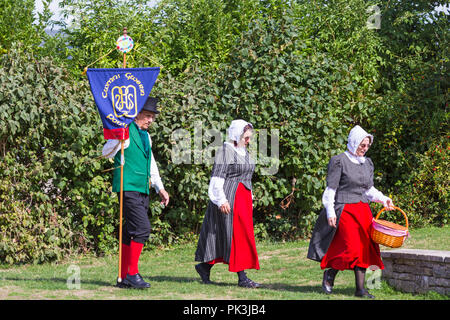 Cwmni Gwerin Pontypwl Waliser Volkstänzer Massen an der Swanage Folk Festival, Dorset Großbritannien auf einem schönen warmen sonnigen Tag unterhalten im September Stockfoto