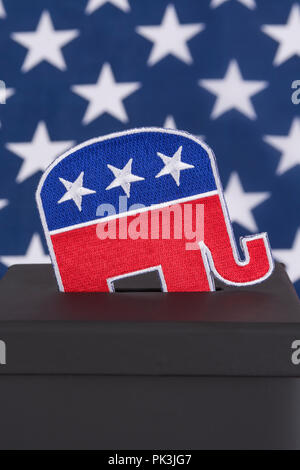 2024 US-Präsidentschaftswahlen / 2022 Midterms America. GOP / Republikanische Partei / republikanisches Elefantenlogo (Patch) & Wahlurne, Wahl USA, rote Welle. Stockfoto